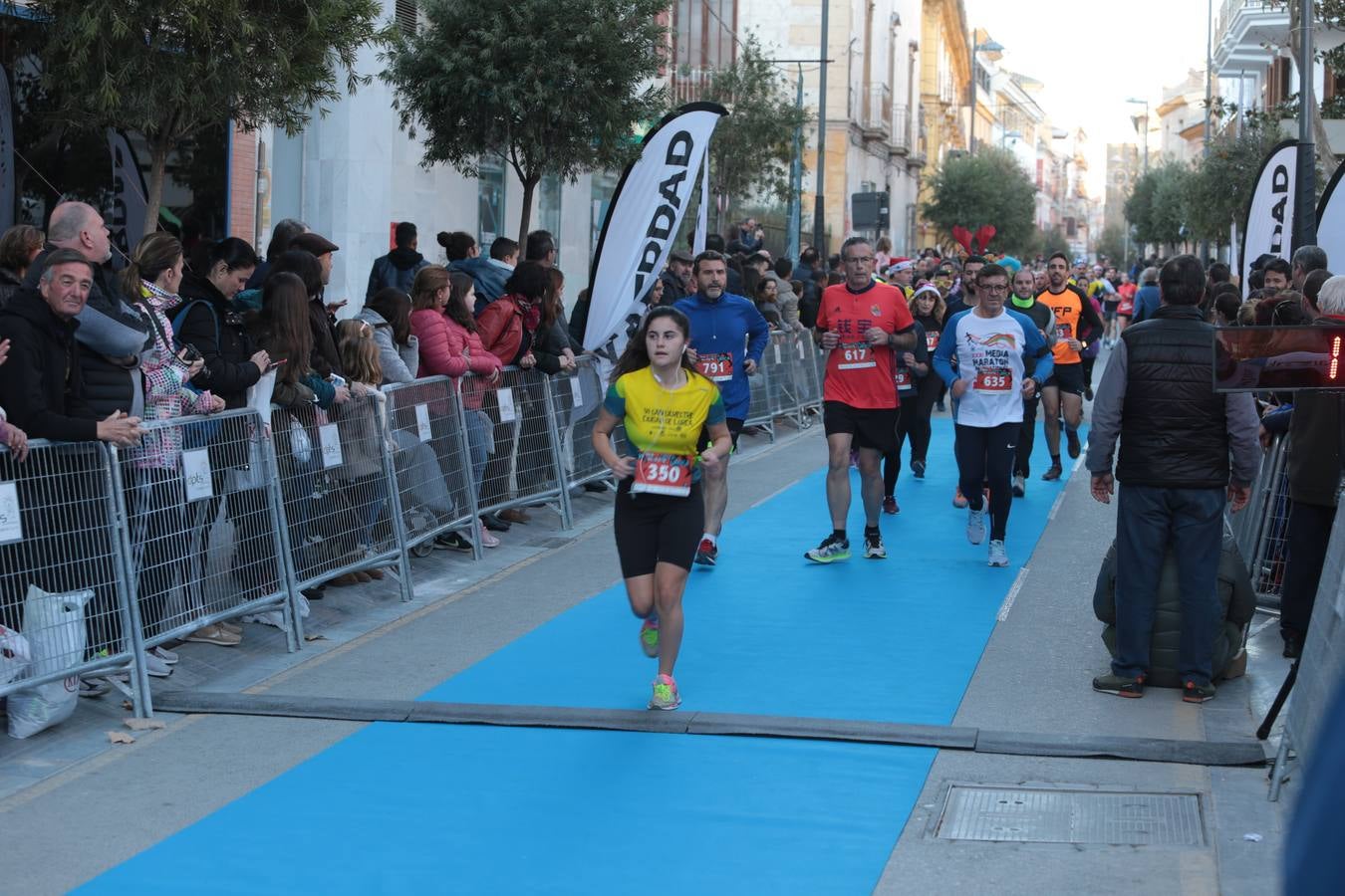 Casi un millar de corredores despiden el año disfrutando del deporte en la Ciudad del Sol por una buena causa