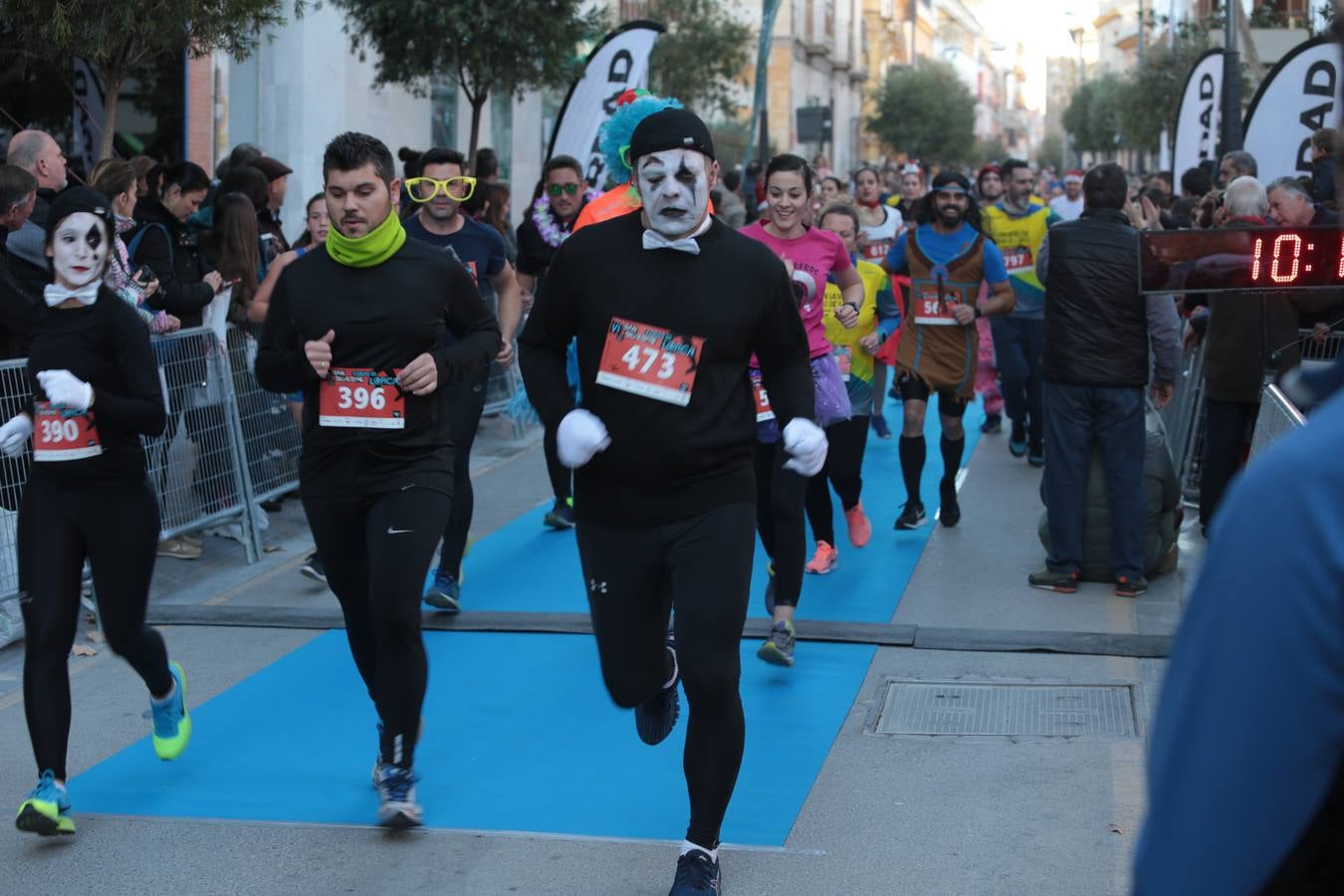 Casi un millar de corredores despiden el año disfrutando del deporte en la Ciudad del Sol por una buena causa