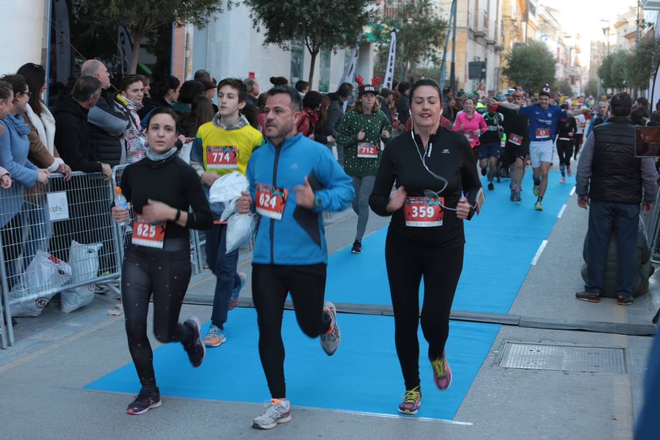 Casi un millar de corredores despiden el año disfrutando del deporte en la Ciudad del Sol por una buena causa