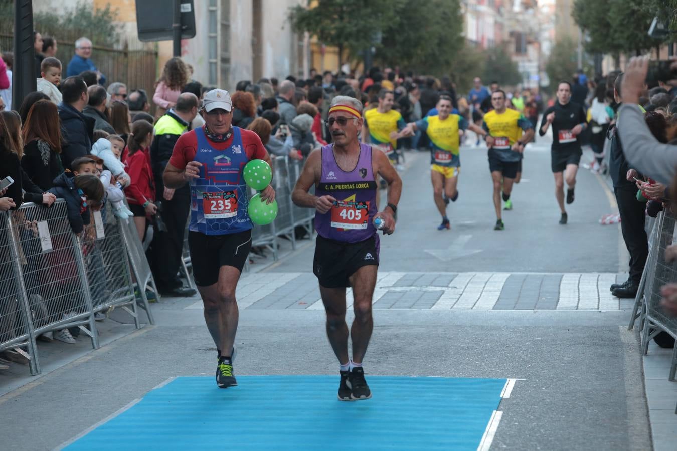 Casi un millar de corredores despiden el año disfrutando del deporte en la Ciudad del Sol por una buena causa