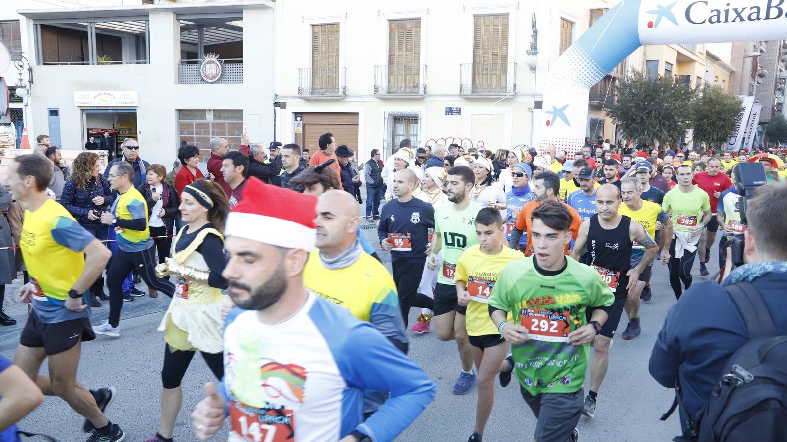 Los disfraces más divertidos y originales corrieron por las calles de la Ciudad del Sol en la última carrera del año.