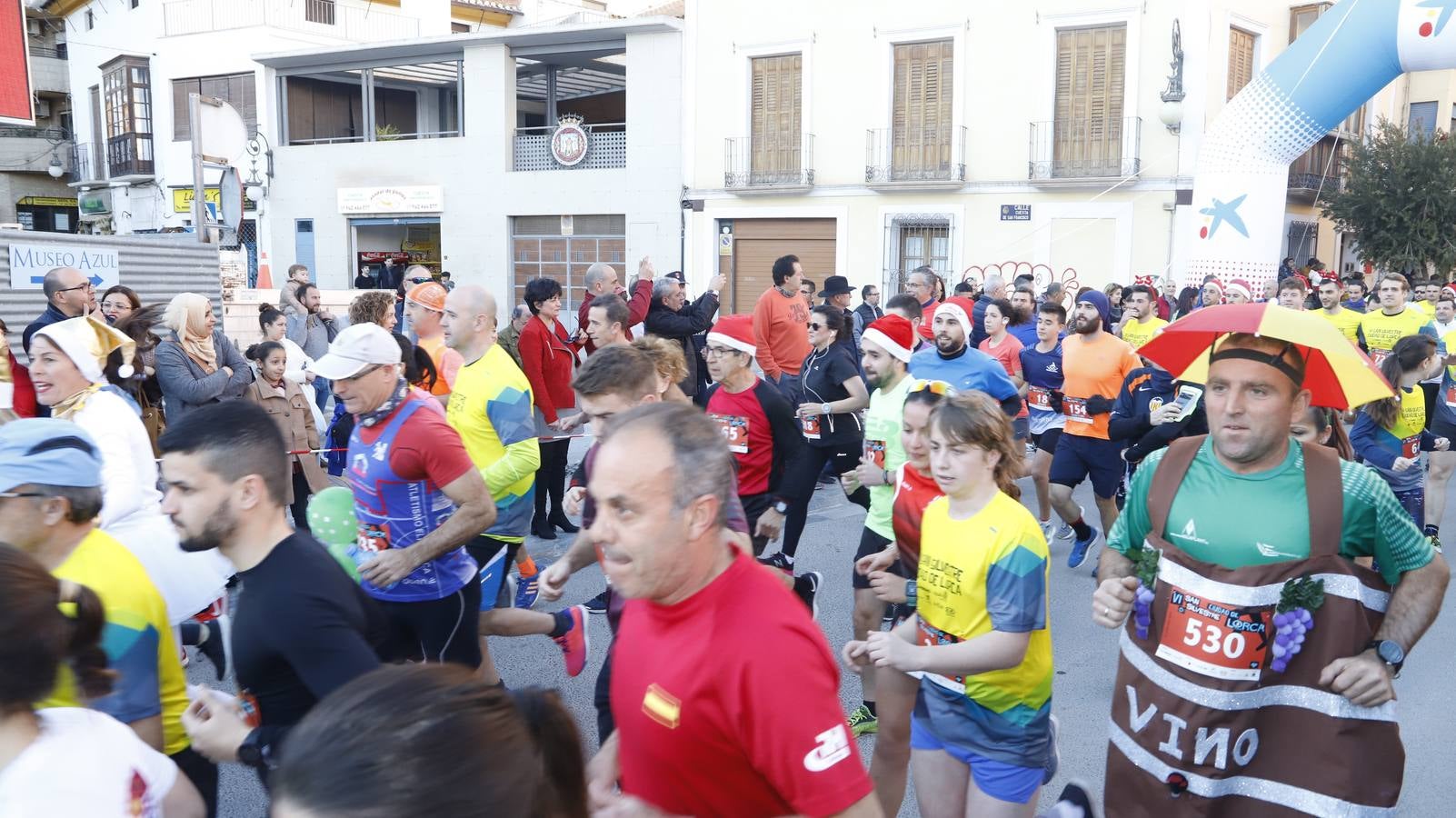 Los disfraces más divertidos y originales corrieron por las calles de la Ciudad del Sol en la última carrera del año.