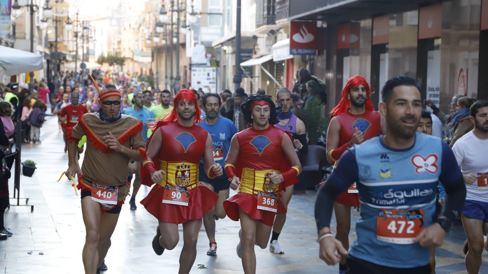 Los disfraces más divertidos y originales corrieron por las calles de la Ciudad del Sol en la última carrera del año.