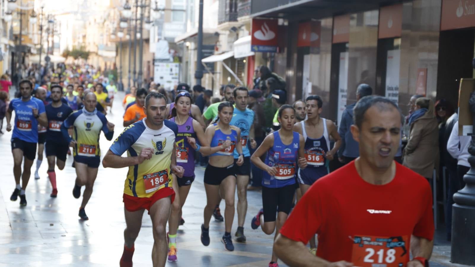 Los disfraces más divertidos y originales corrieron por las calles de la Ciudad del Sol en la última carrera del año.