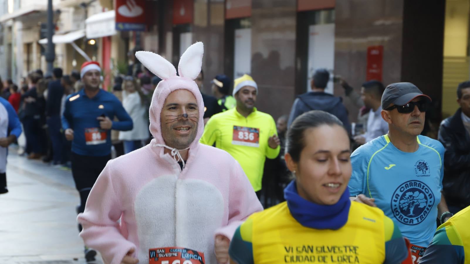 Los disfraces más divertidos y originales corrieron por las calles de la Ciudad del Sol en la última carrera del año.