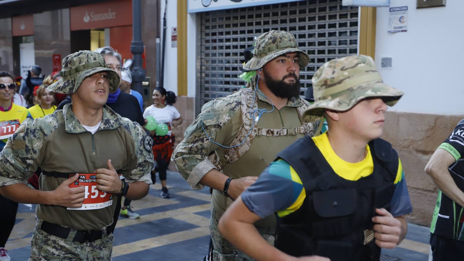 Los disfraces más divertidos y originales corrieron por las calles de la Ciudad del Sol en la última carrera del año.