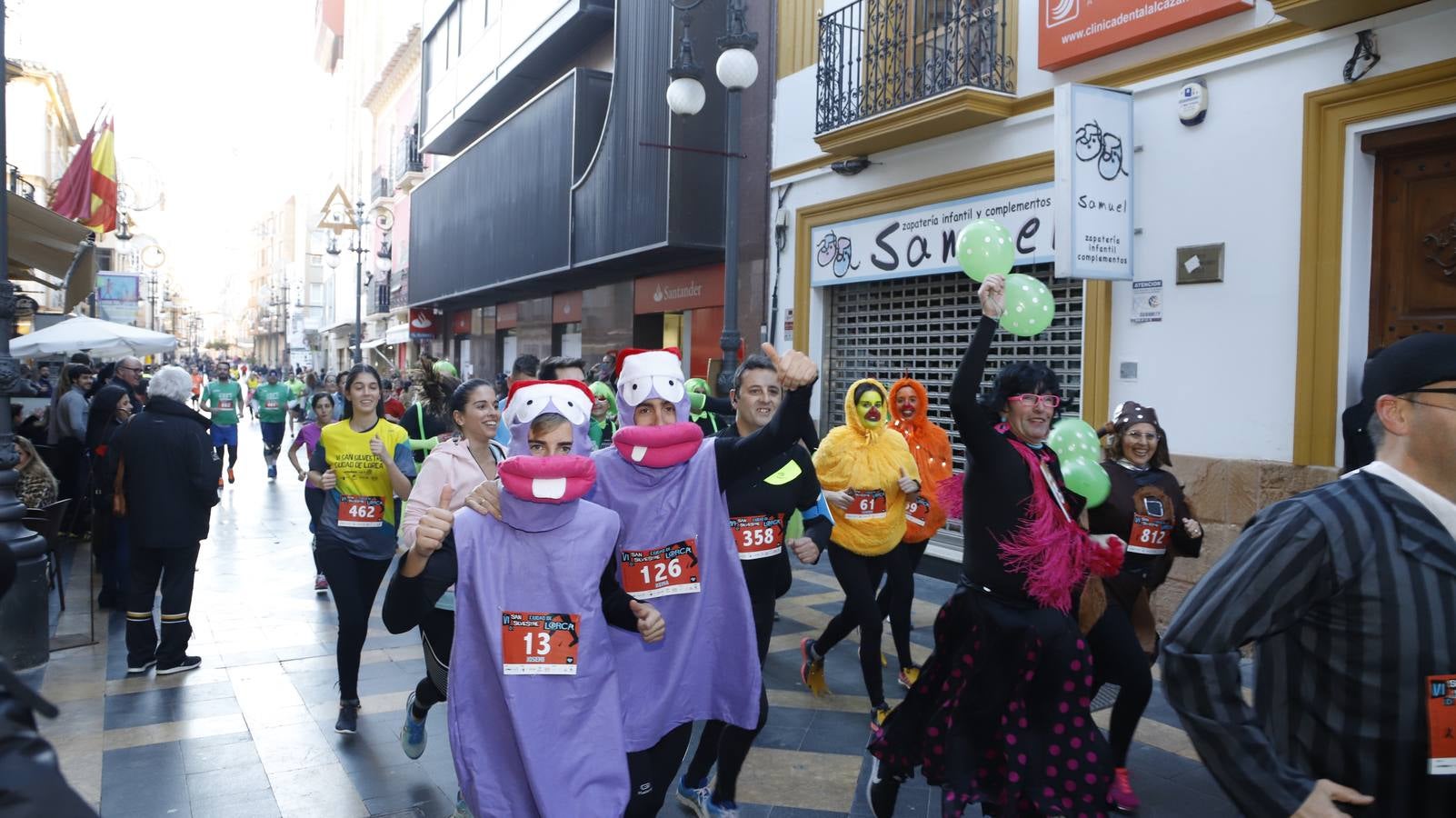 Los disfraces más divertidos y originales corrieron por las calles de la Ciudad del Sol en la última carrera del año.