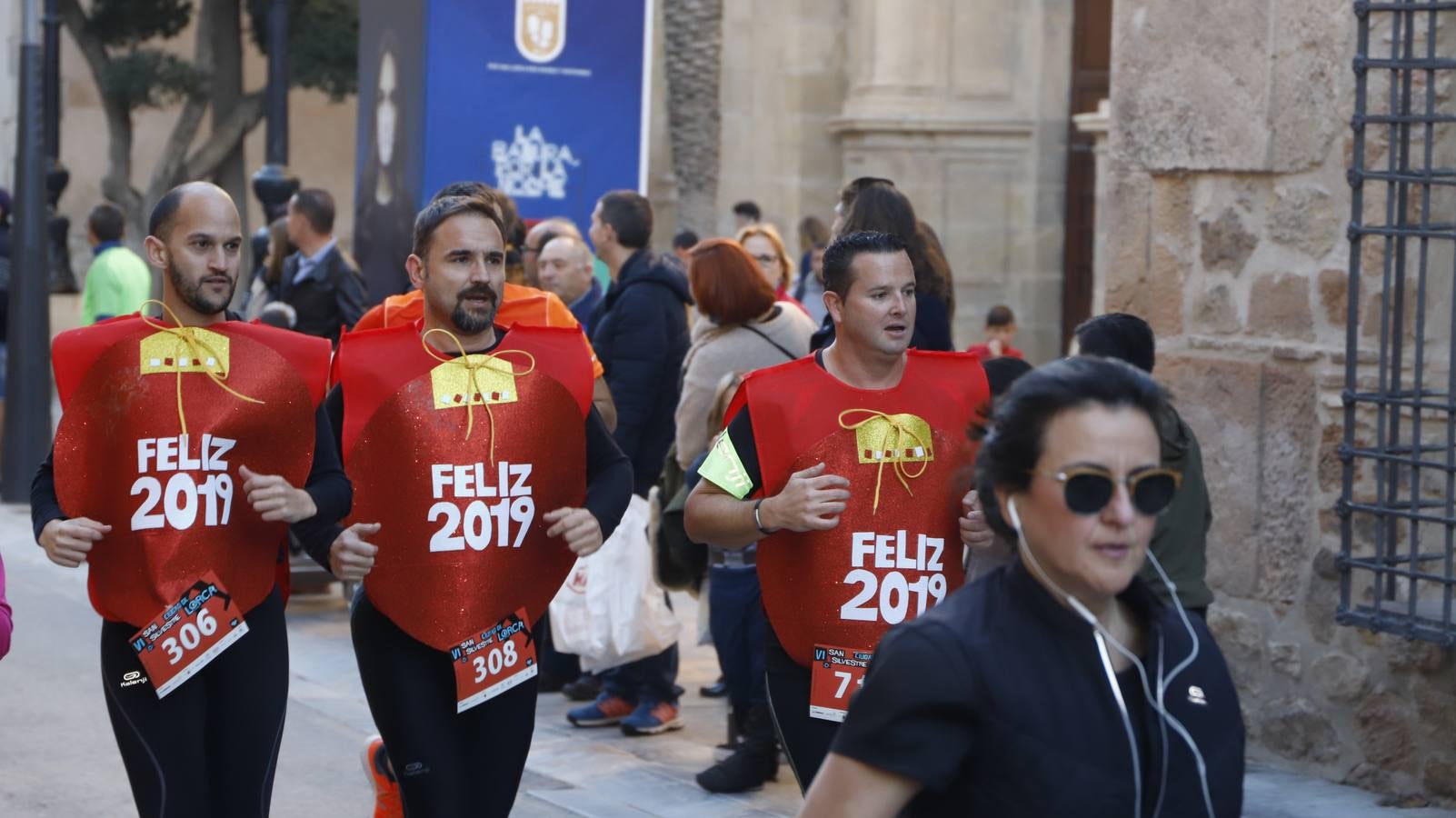 Los disfraces más divertidos y originales corrieron por las calles de la Ciudad del Sol en la última carrera del año.