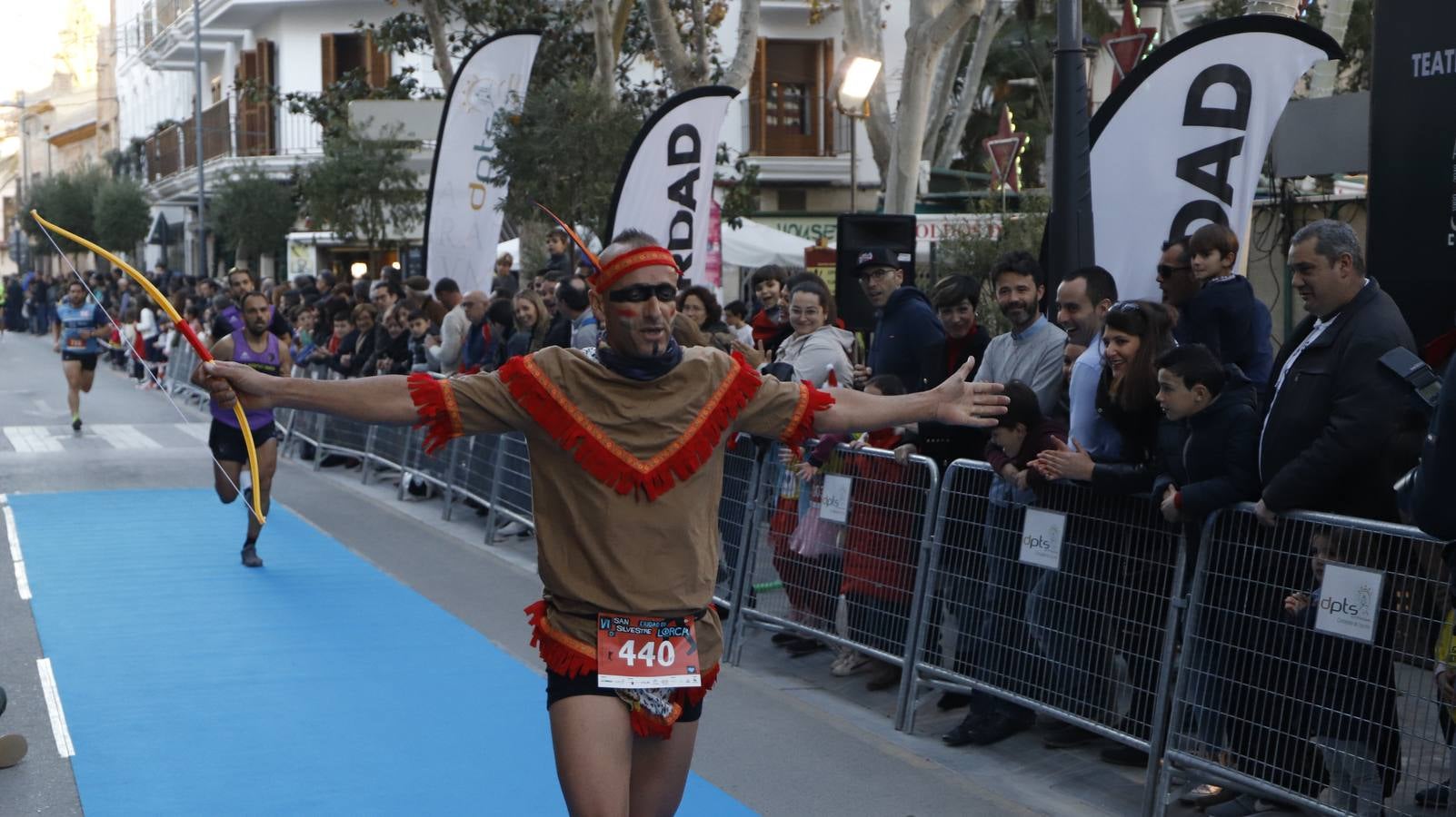 Los disfraces más divertidos y originales corrieron por las calles de la Ciudad del Sol en la última carrera del año.