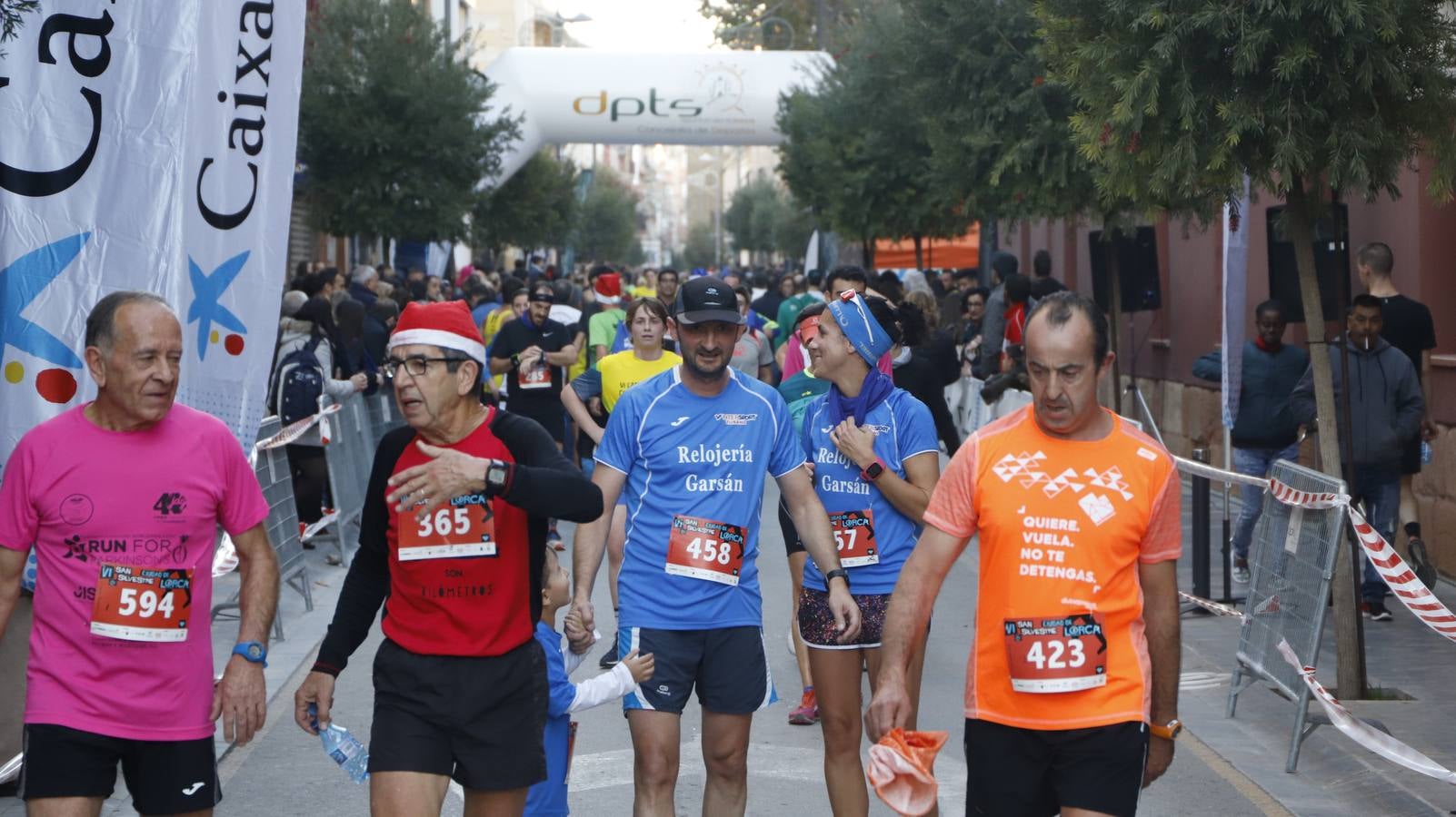 Los disfraces más divertidos y originales corrieron por las calles de la Ciudad del Sol en la última carrera del año.