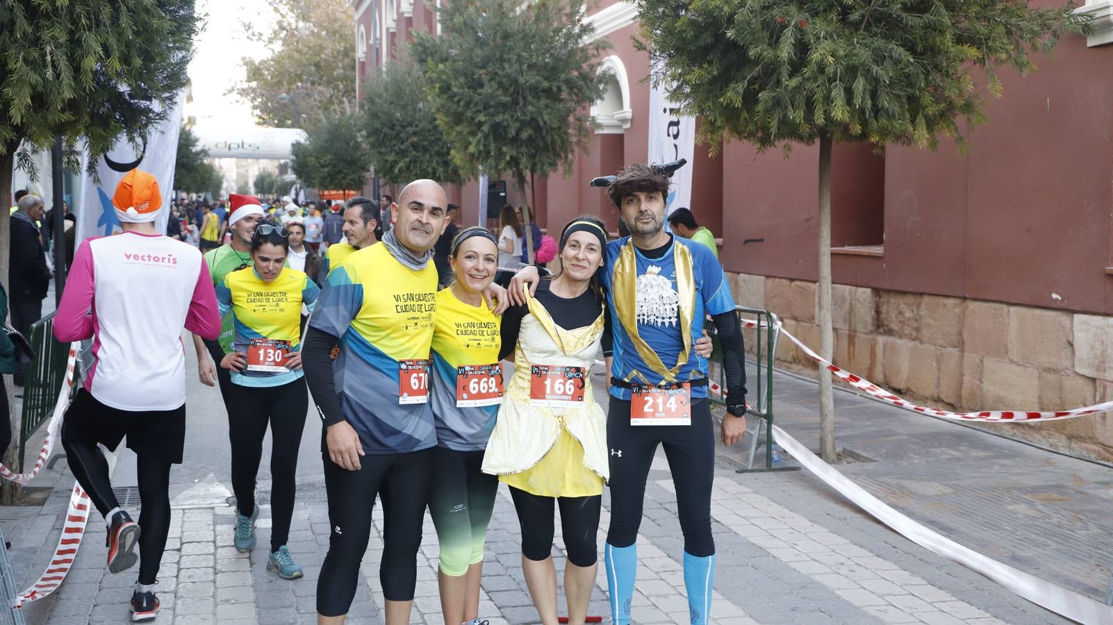 Los disfraces más divertidos y originales corrieron por las calles de la Ciudad del Sol en la última carrera del año.