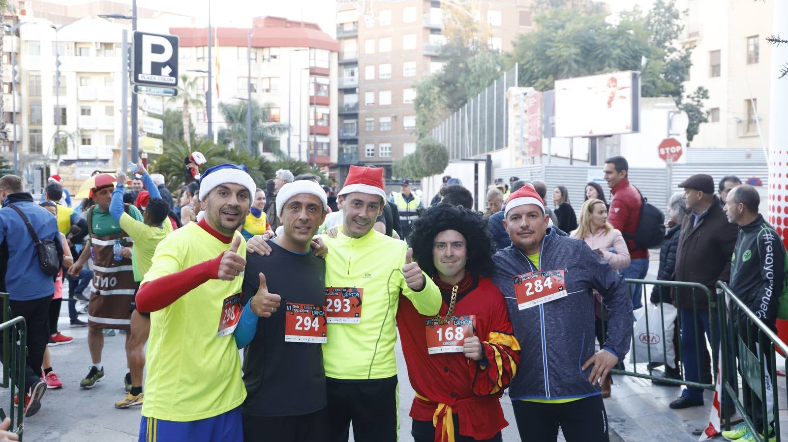 Los disfraces más divertidos y originales corrieron por las calles de la Ciudad del Sol en la última carrera del año.