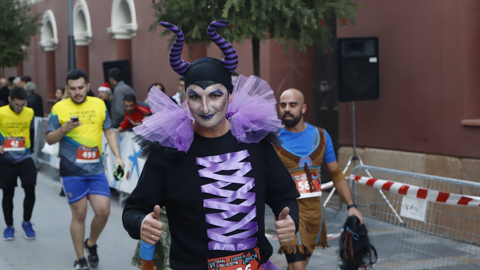 Los disfraces más divertidos y originales corrieron por las calles de la Ciudad del Sol en la última carrera del año.