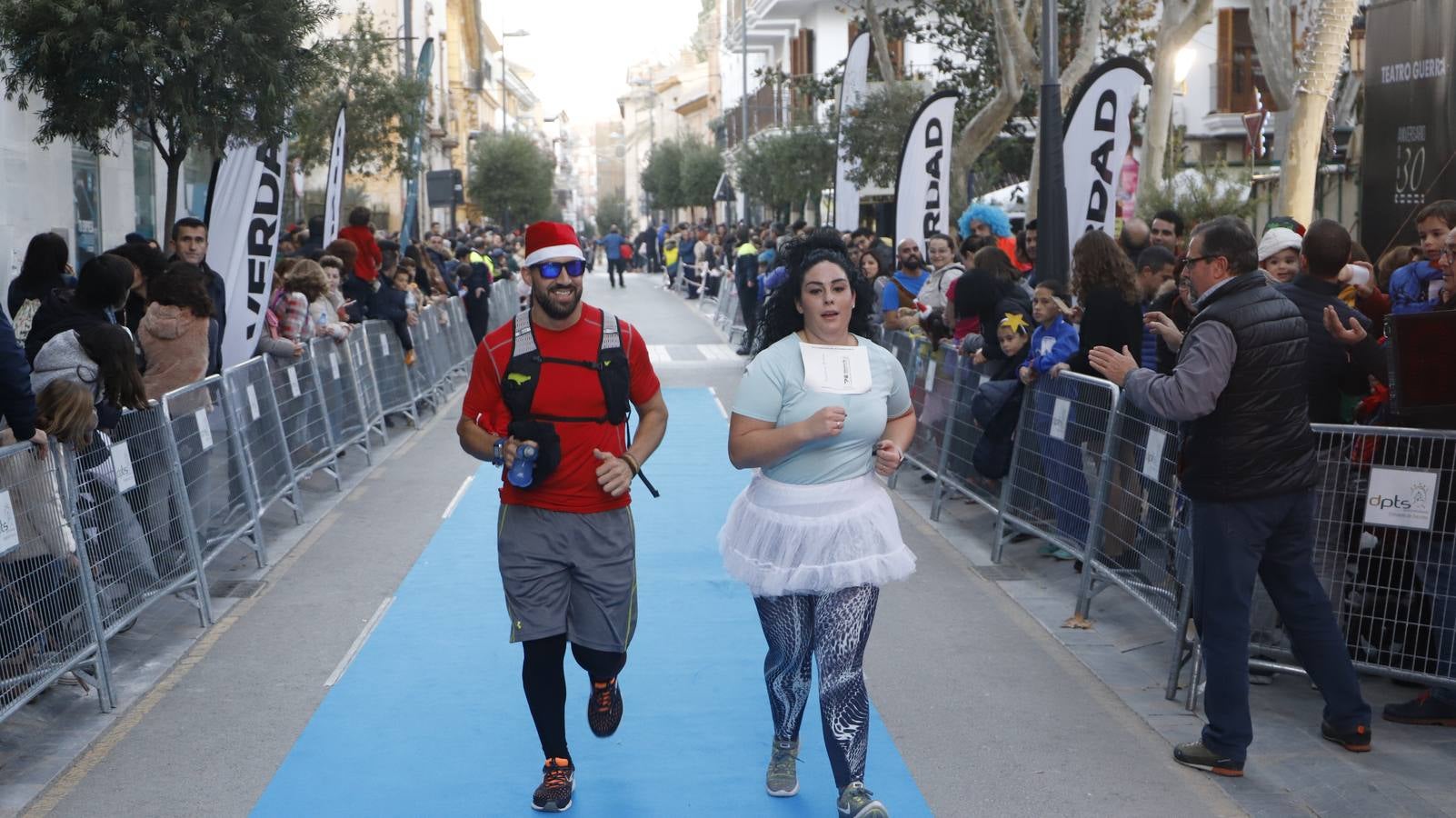 Los disfraces más divertidos y originales corrieron por las calles de la Ciudad del Sol en la última carrera del año.