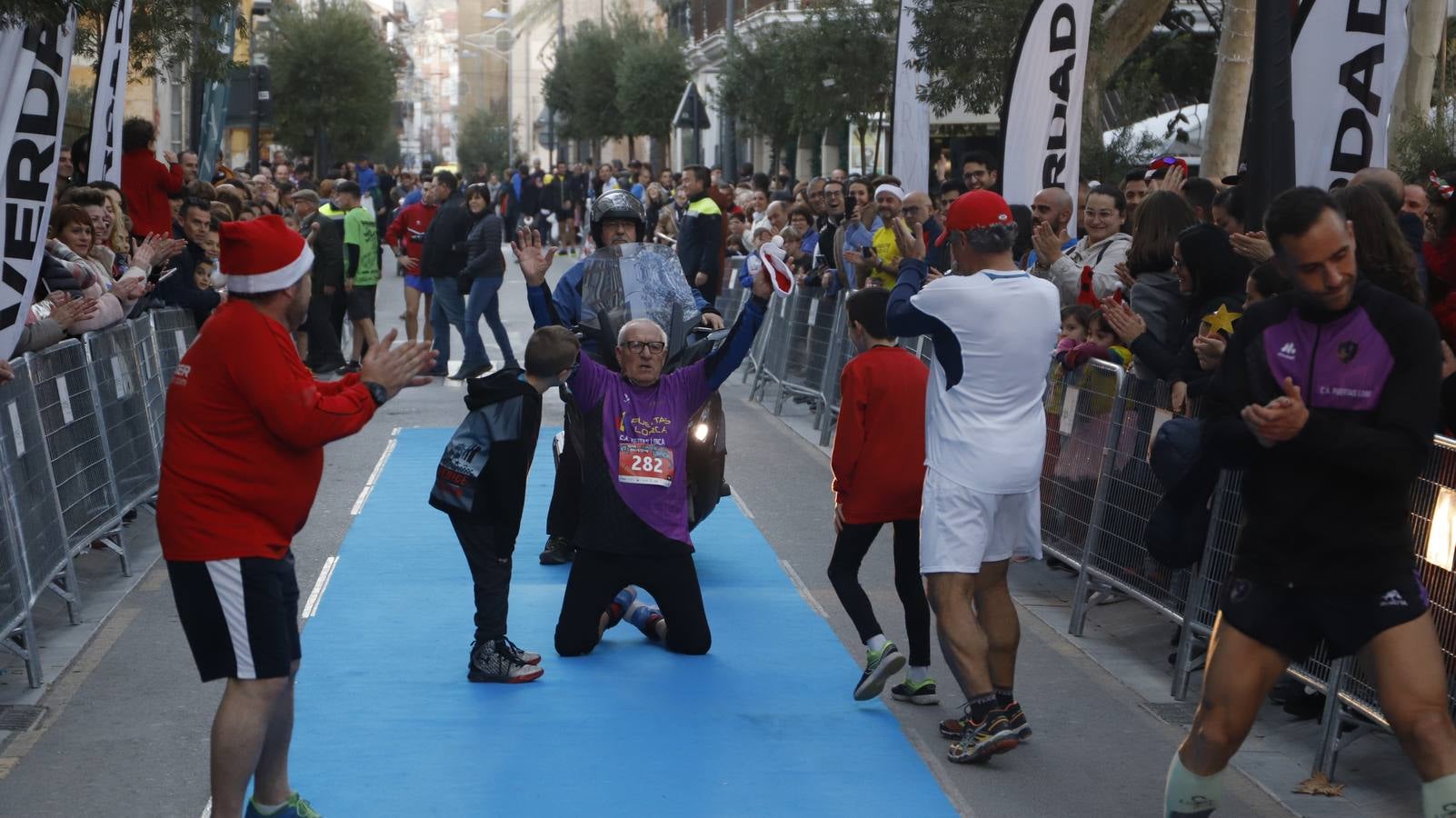 Los disfraces más divertidos y originales corrieron por las calles de la Ciudad del Sol en la última carrera del año.