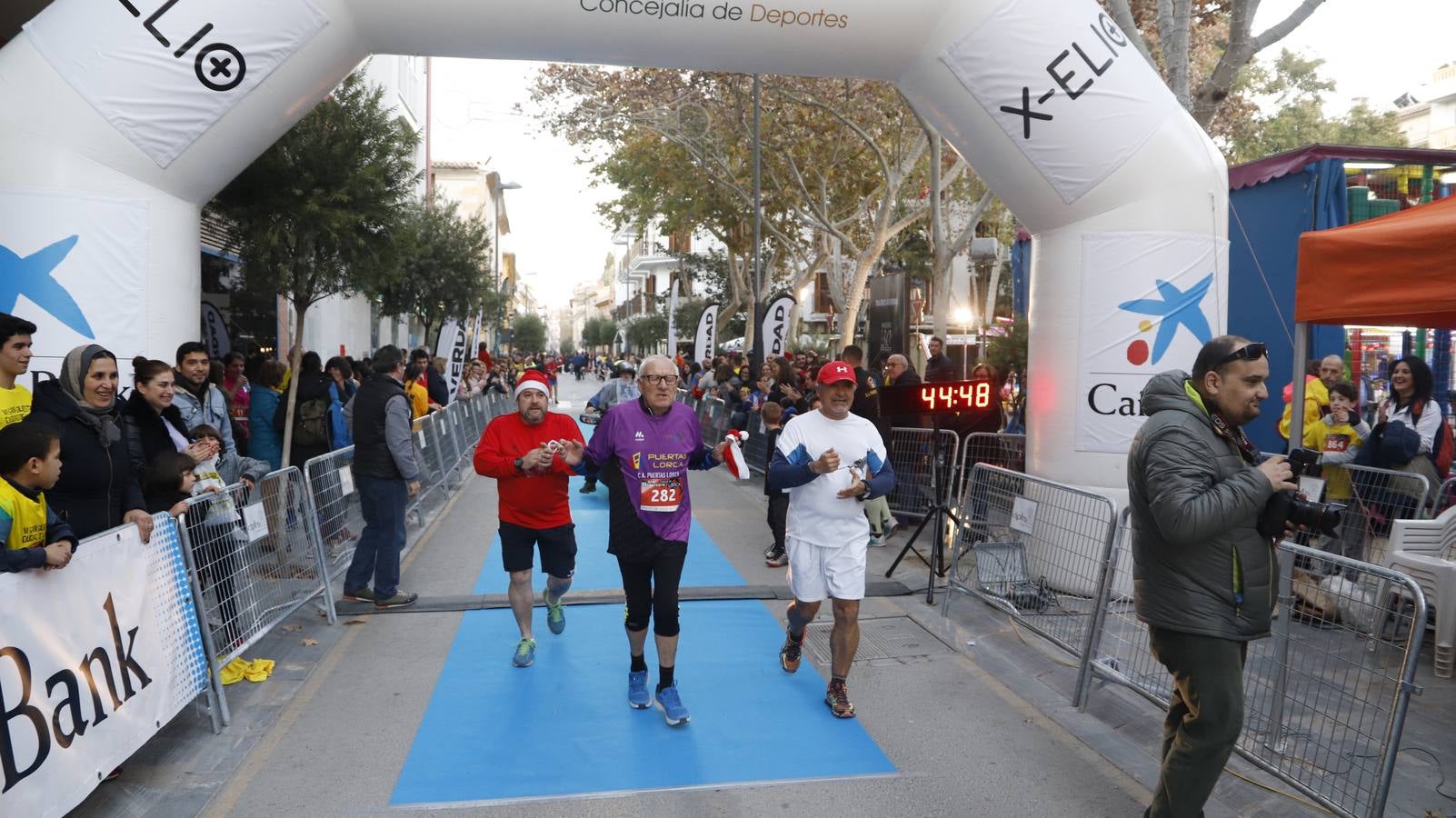 Los disfraces más divertidos y originales corrieron por las calles de la Ciudad del Sol en la última carrera del año.