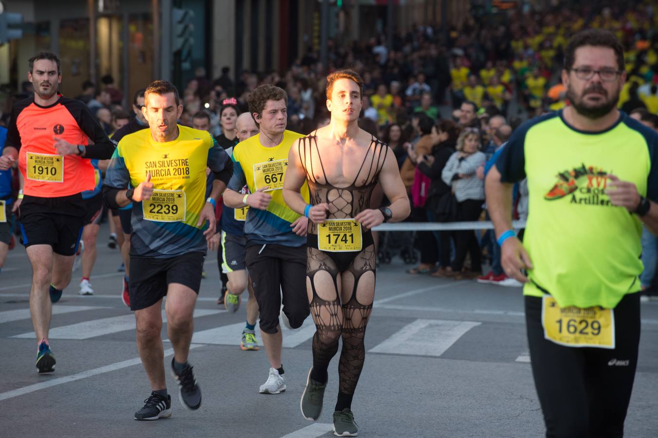 La carrera más divertida del mundo alejó durante unas horas el protagonismo en la tarde de Nochevieja de la plaza de las Flores y de Pérez Casas