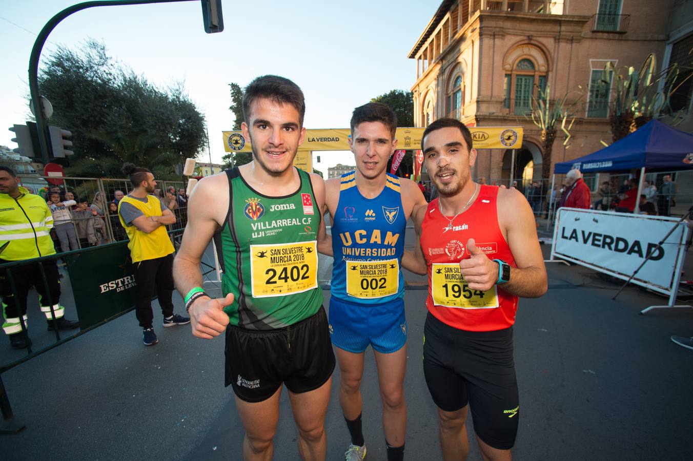 La carrera más divertida del mundo alejó durante unas horas el protagonismo en la tarde de Nochevieja de la plaza de las Flores y de Pérez Casas