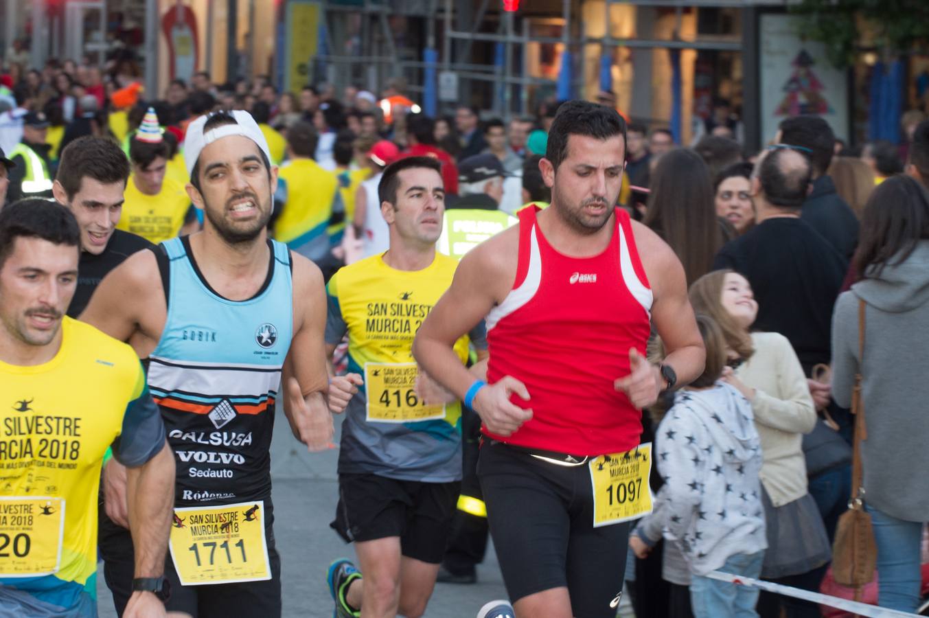 La carrera más divertida del mundo alejó durante unas horas el protagonismo en la tarde de Nochevieja de la plaza de las Flores y de Pérez Casas