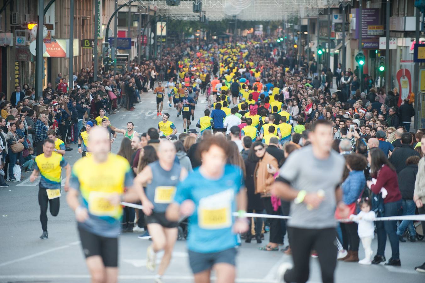 La carrera más divertida del mundo alejó durante unas horas el protagonismo en la tarde de Nochevieja de la plaza de las Flores y de Pérez Casas