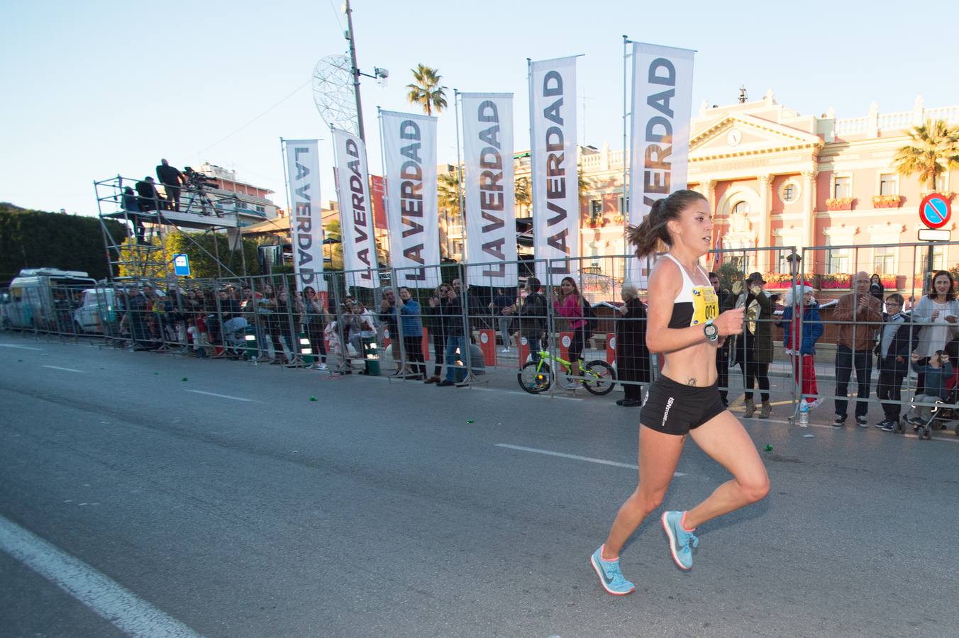 La carrera más divertida del mundo alejó durante unas horas el protagonismo en la tarde de Nochevieja de la plaza de las Flores y de Pérez Casas