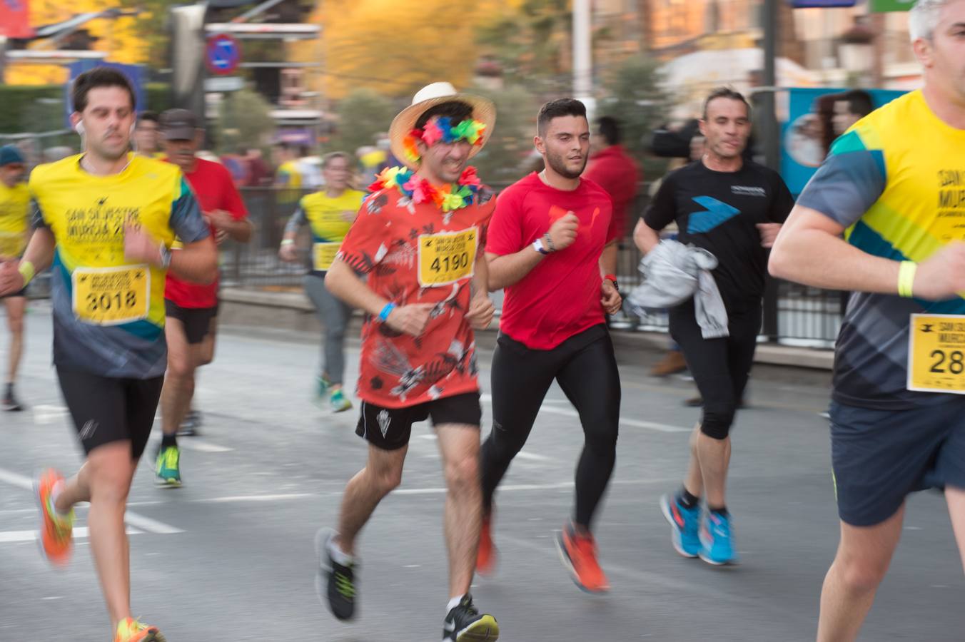 La carrera más divertida del mundo alejó durante unas horas el protagonismo en la tarde de Nochevieja de la plaza de las Flores y de Pérez Casas