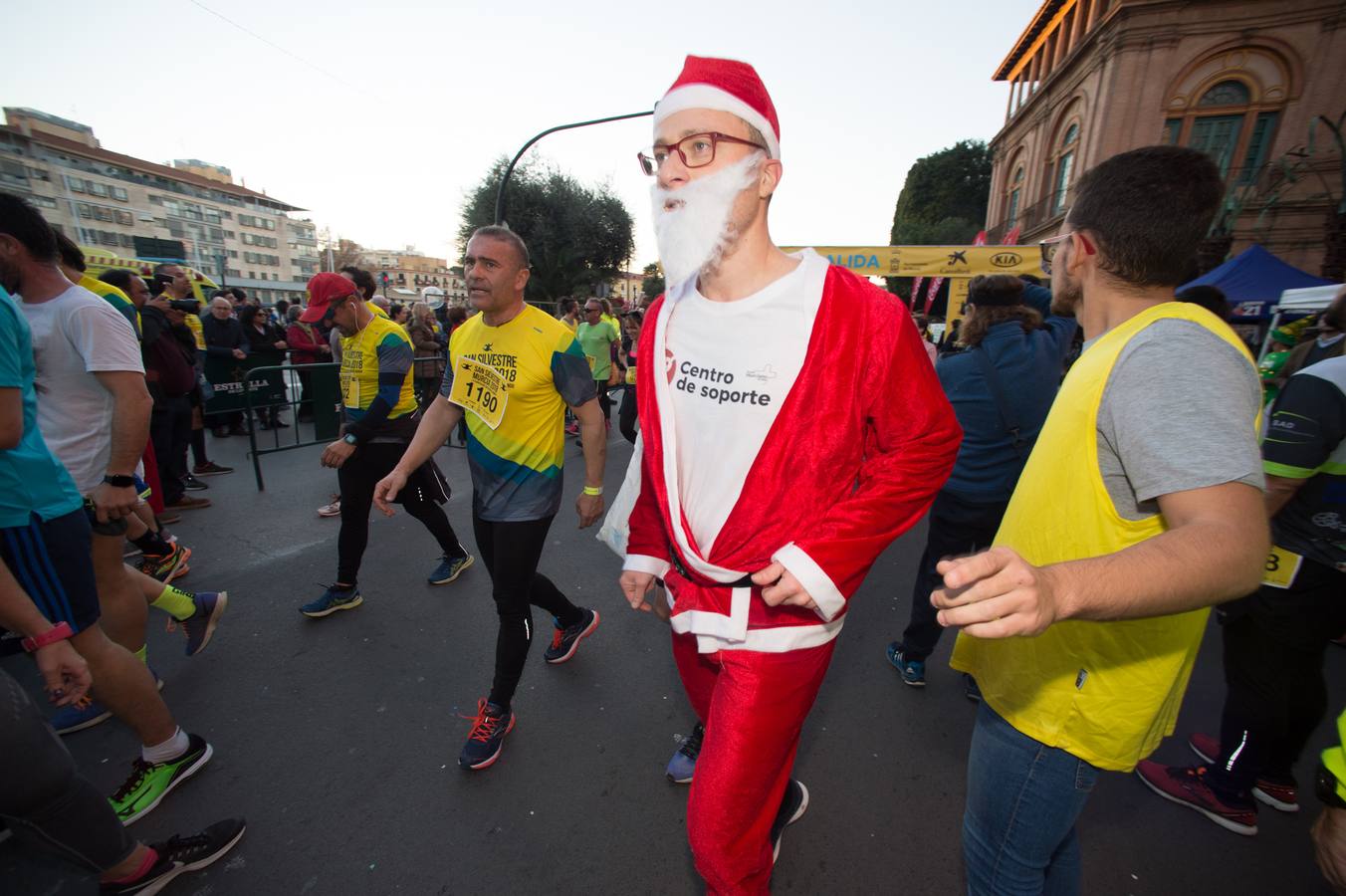 La carrera más divertida del mundo alejó durante unas horas el protagonismo en la tarde de Nochevieja de la plaza de las Flores y de Pérez Casas