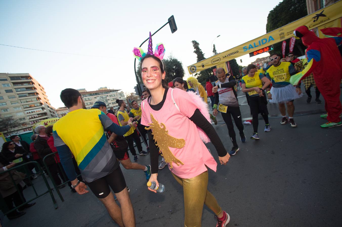 La carrera más divertida del mundo alejó durante unas horas el protagonismo en la tarde de Nochevieja de la plaza de las Flores y de Pérez Casas