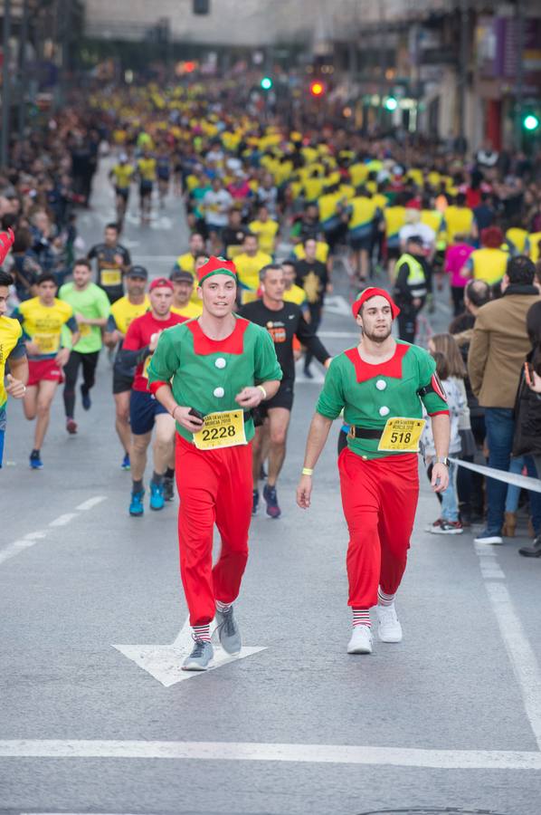 La carrera más divertida del mundo alejó durante unas horas el protagonismo en la tarde de Nochevieja de la plaza de las Flores y de Pérez Casas