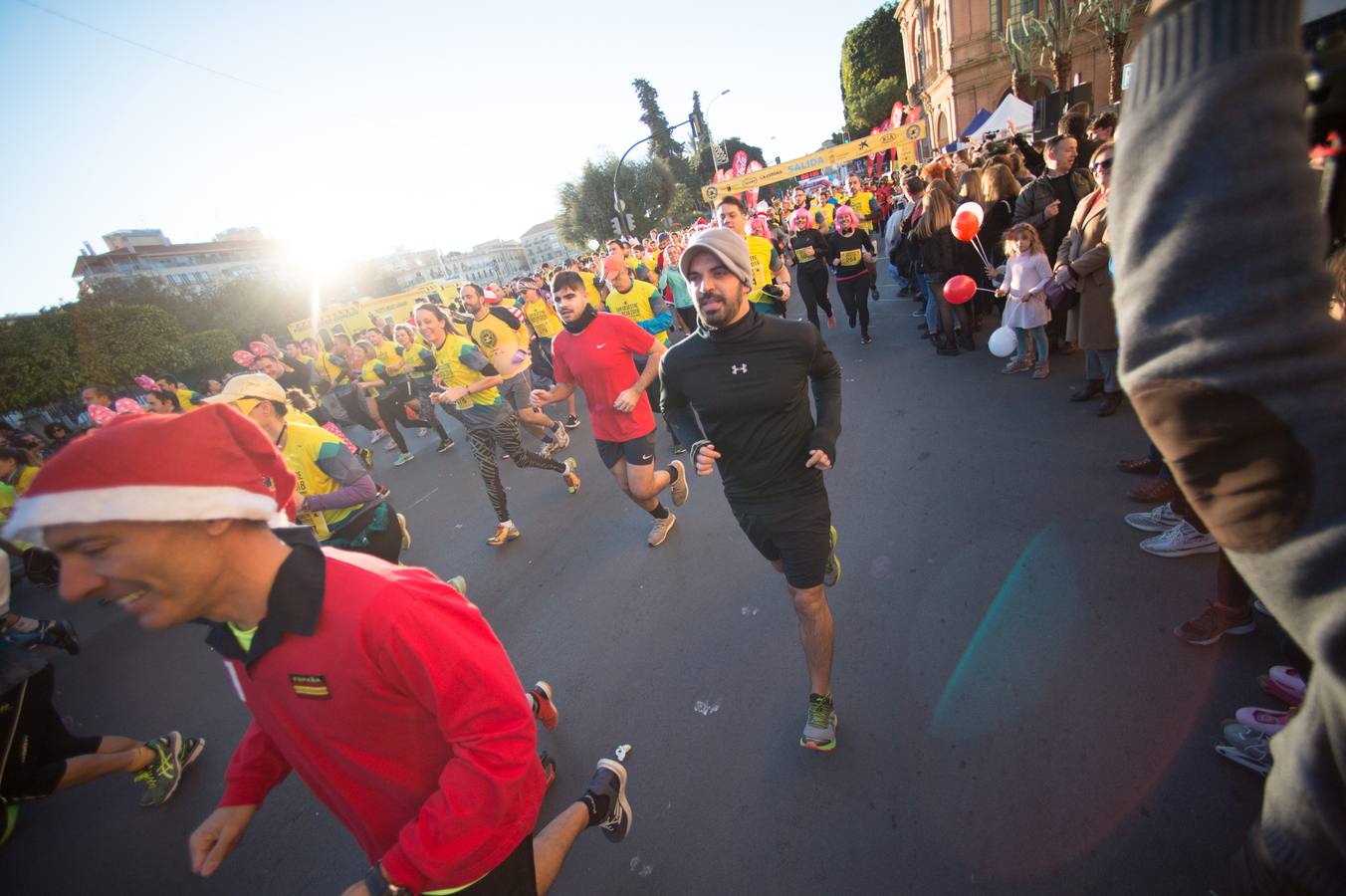 Miles de corredores se agolpan en la salida de la última carrera del año en Murcia