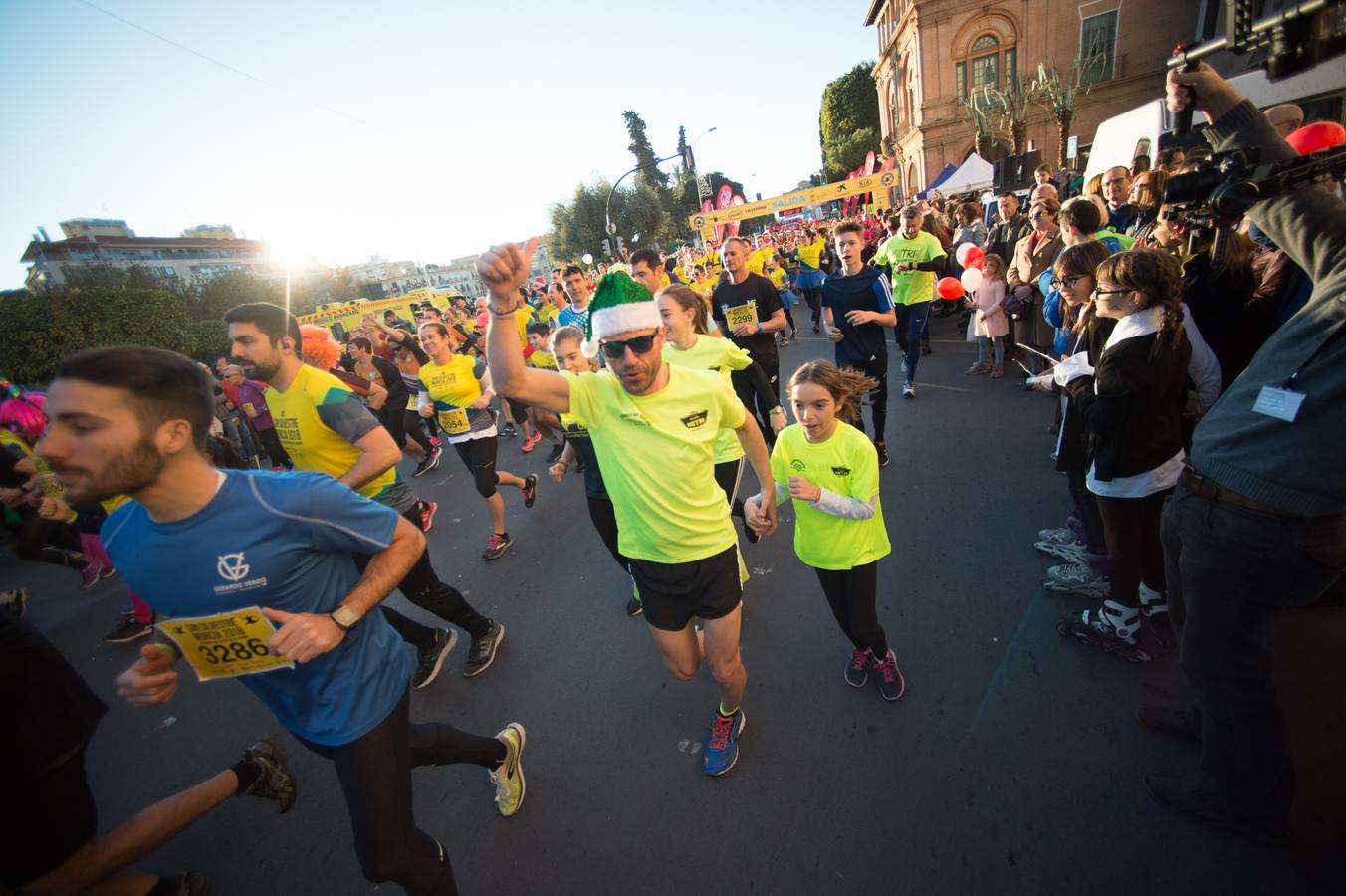 Miles de corredores se agolpan en la salida de la última carrera del año en Murcia