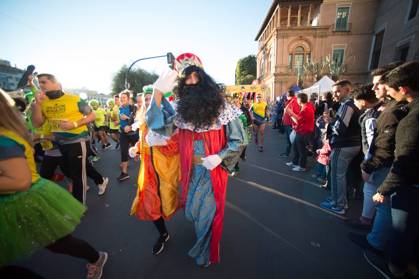 Miles de corredores se agolpan en la salida de la última carrera del año en Murcia