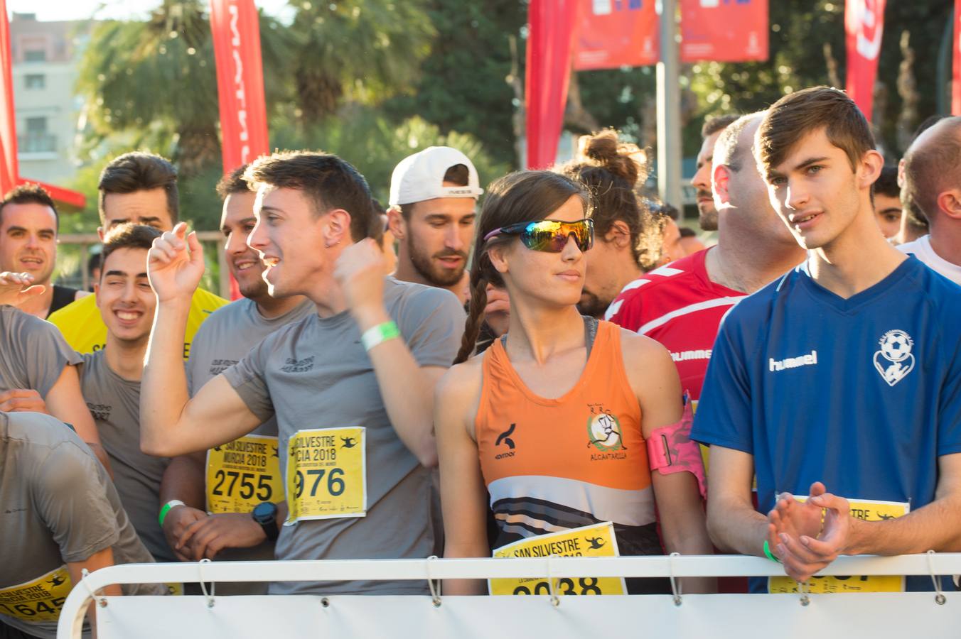 Miles de corredores se agolpan en la salida de la última carrera del año en Murcia