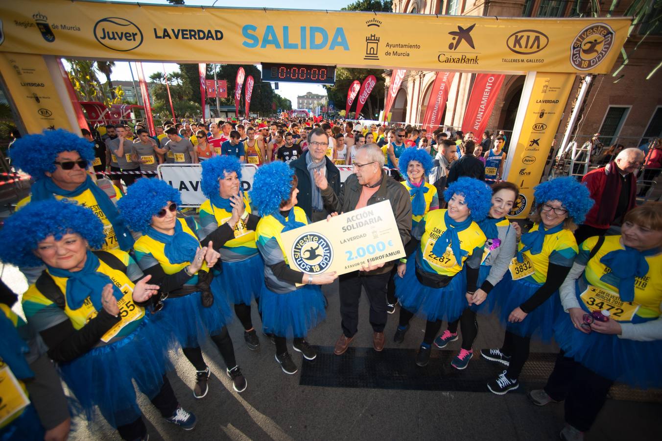 Miles de corredores se agolpan en la salida de la última carrera del año en Murcia