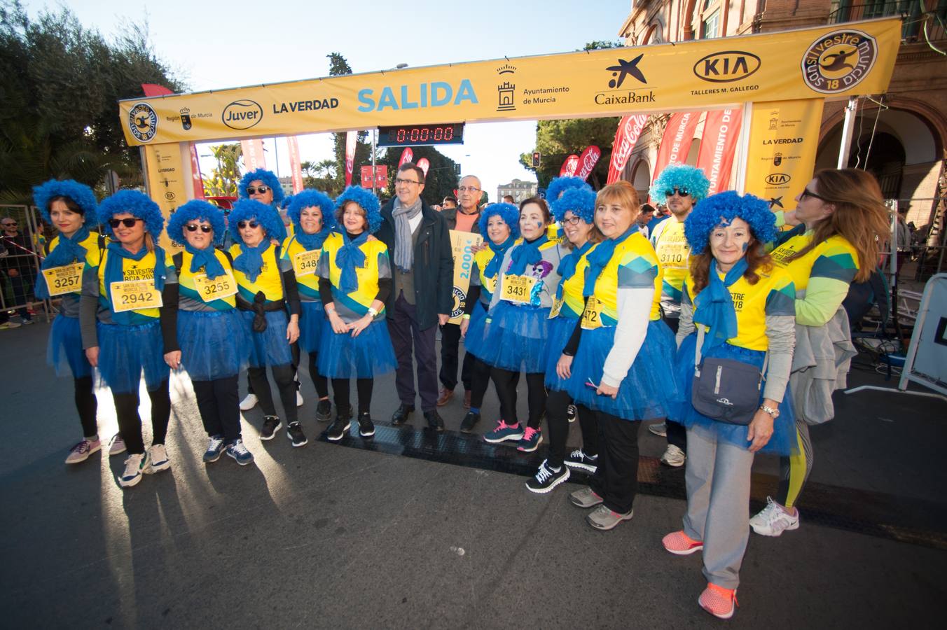 Miles de corredores se agolpan en la salida de la última carrera del año en Murcia