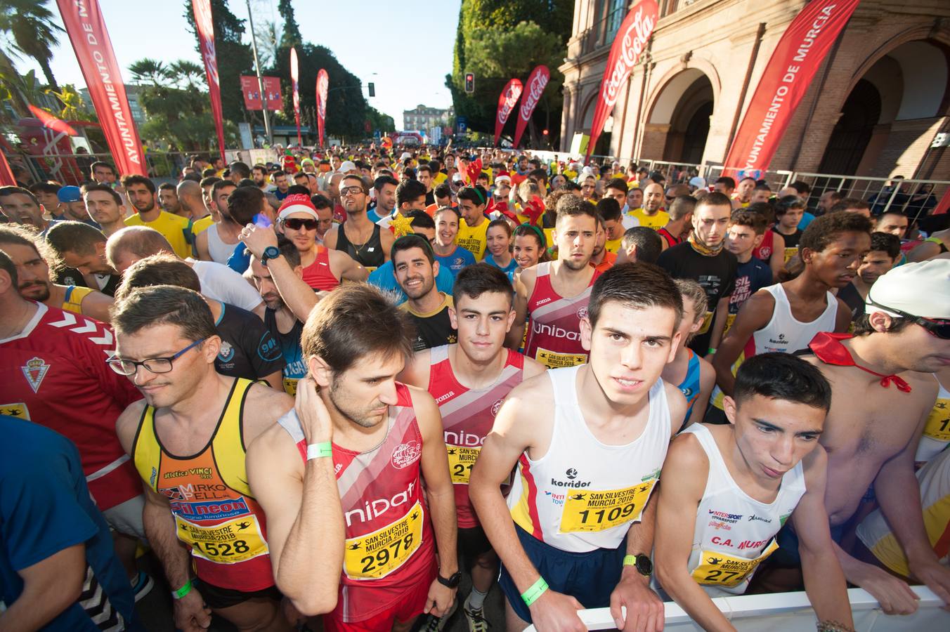 Miles de corredores se agolpan en la salida de la última carrera del año en Murcia