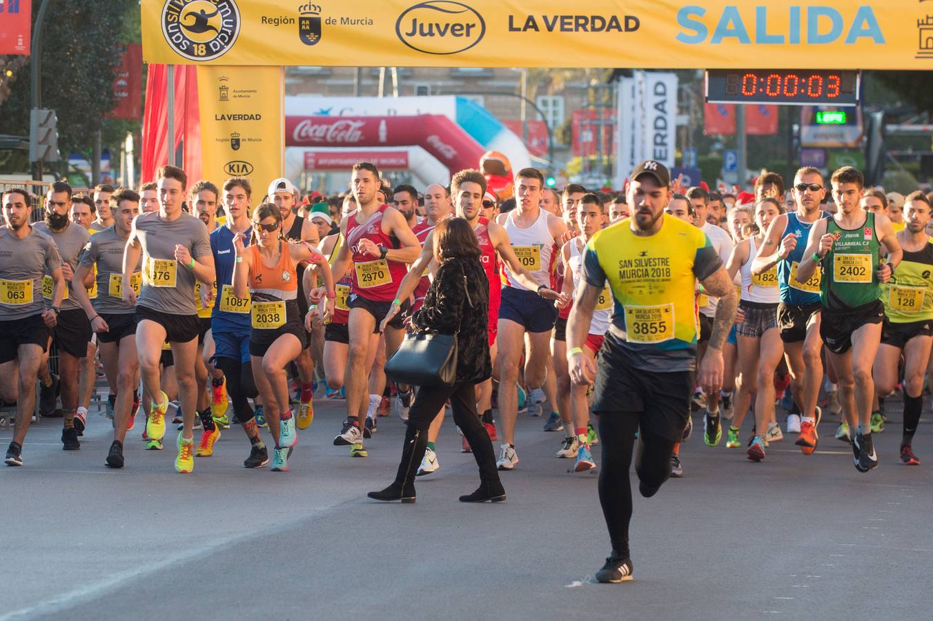 Miles de corredores se agolpan en la salida de la última carrera del año en Murcia