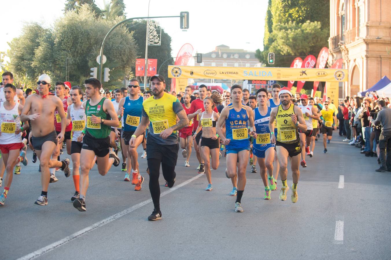 Miles de corredores se agolpan en la salida de la última carrera del año en Murcia