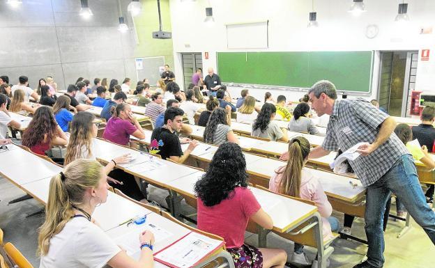 Un grupo de alumnos realizan las pruebas de Selectividad en Cartagena el pasado septiembre. 