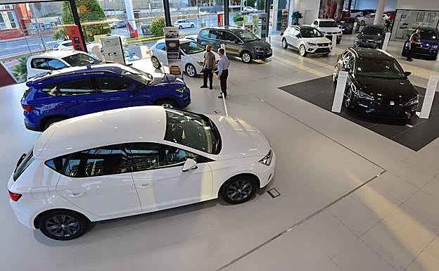 Panorámica del expositor de coches de un concesionario.