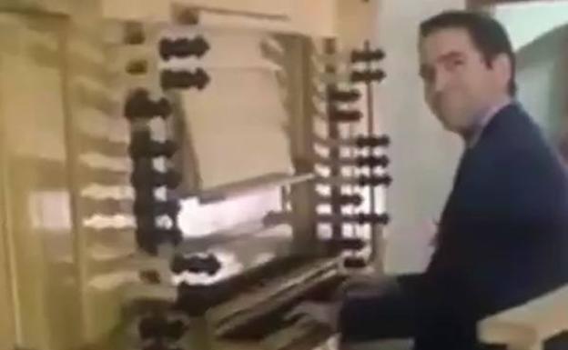 El secretario general del PP, Teodoro García Egea, tocando el órgano. 