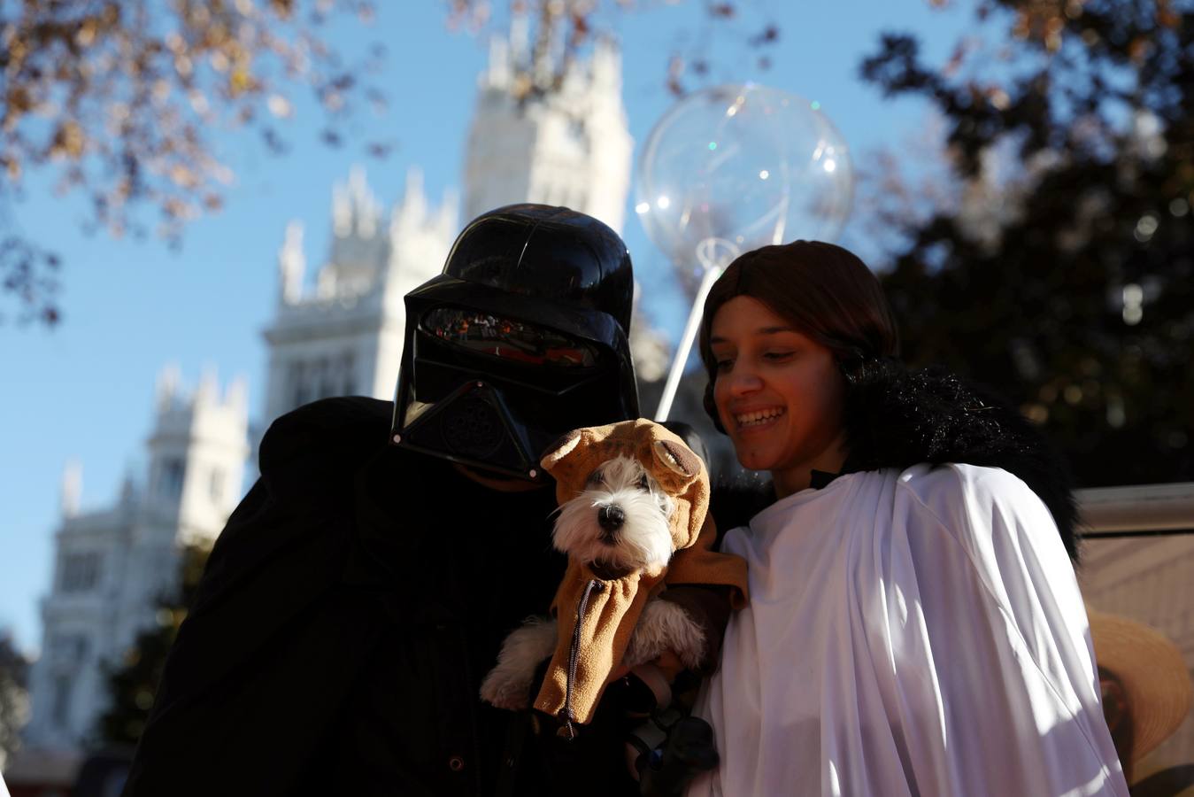 Varias personas con sus perros participan en la octava edición de la Sanperrestre, una iniciativa promovida por la protectora El Refugio que pretende concienciar sobre la importancia de adoptar mascotas en lugar de comprarlas.