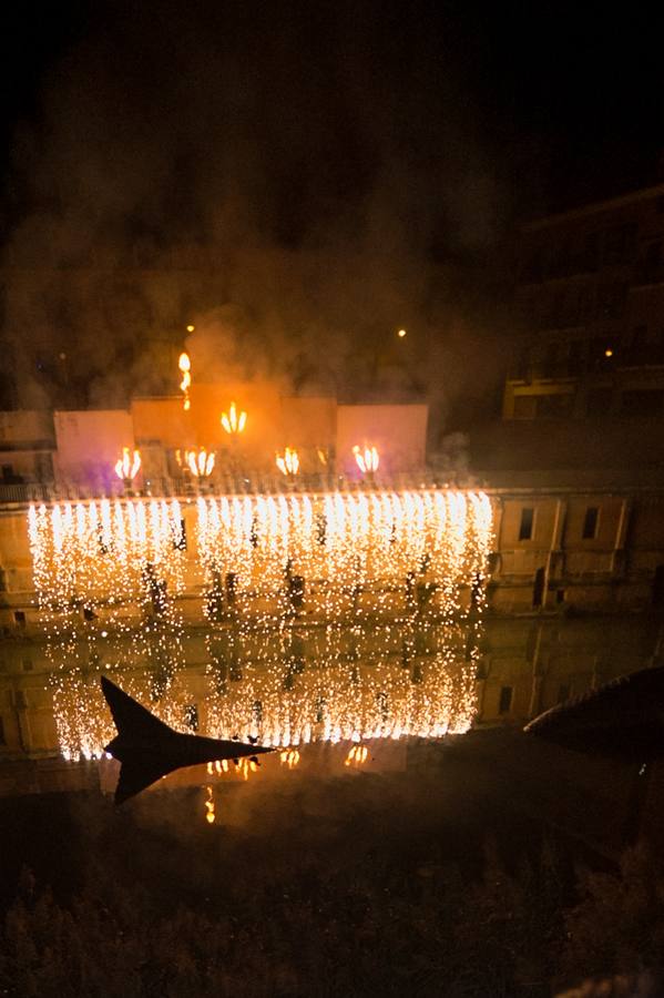 La terraza de los Molinos del Río acogió anoche el último de los espectáculos piromusicales que el Ayuntamiento de Murcia ha organizado para recibir el nuevo año 2019, que ha sido una de las principales novedades de las fiestas navideñas.