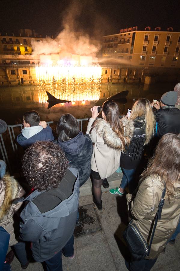 La terraza de los Molinos del Río acogió anoche el último de los espectáculos piromusicales que el Ayuntamiento de Murcia ha organizado para recibir el nuevo año 2019, que ha sido una de las principales novedades de las fiestas navideñas.