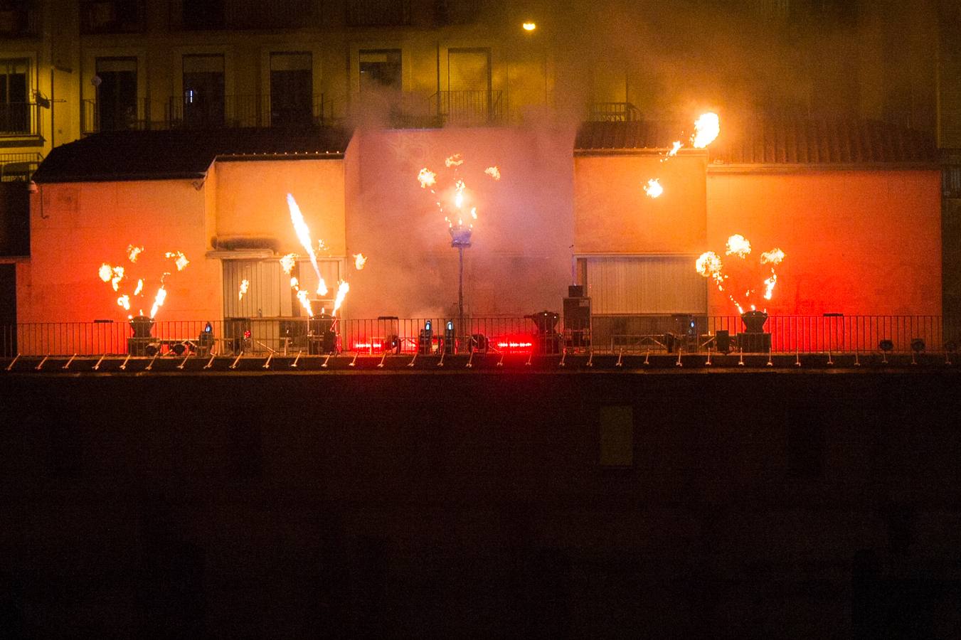 La terraza de los Molinos del Río acogió anoche el último de los espectáculos piromusicales que el Ayuntamiento de Murcia ha organizado para recibir el nuevo año 2019, que ha sido una de las principales novedades de las fiestas navideñas.