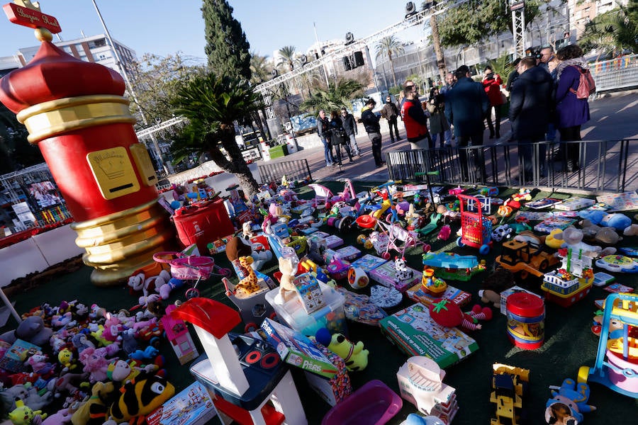 Los niños que disfrutaron de las actividades y talleres que se están llevando a cabo esta Navidad fueron los encargados de dejarlos. Cruz Roja, Cáritas y Educa los repartirán entre los menores más desfavorecidos del municipio