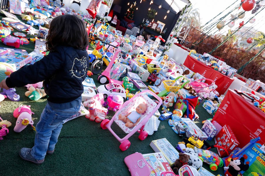 Los niños que disfrutaron de las actividades y talleres que se están llevando a cabo esta Navidad fueron los encargados de dejarlos. Cruz Roja, Cáritas y Educa los repartirán entre los menores más desfavorecidos del municipio