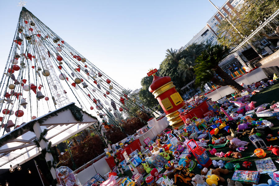 Los niños que disfrutaron de las actividades y talleres que se están llevando a cabo esta Navidad fueron los encargados de dejarlos. Cruz Roja, Cáritas y Educa los repartirán entre los menores más desfavorecidos del municipio