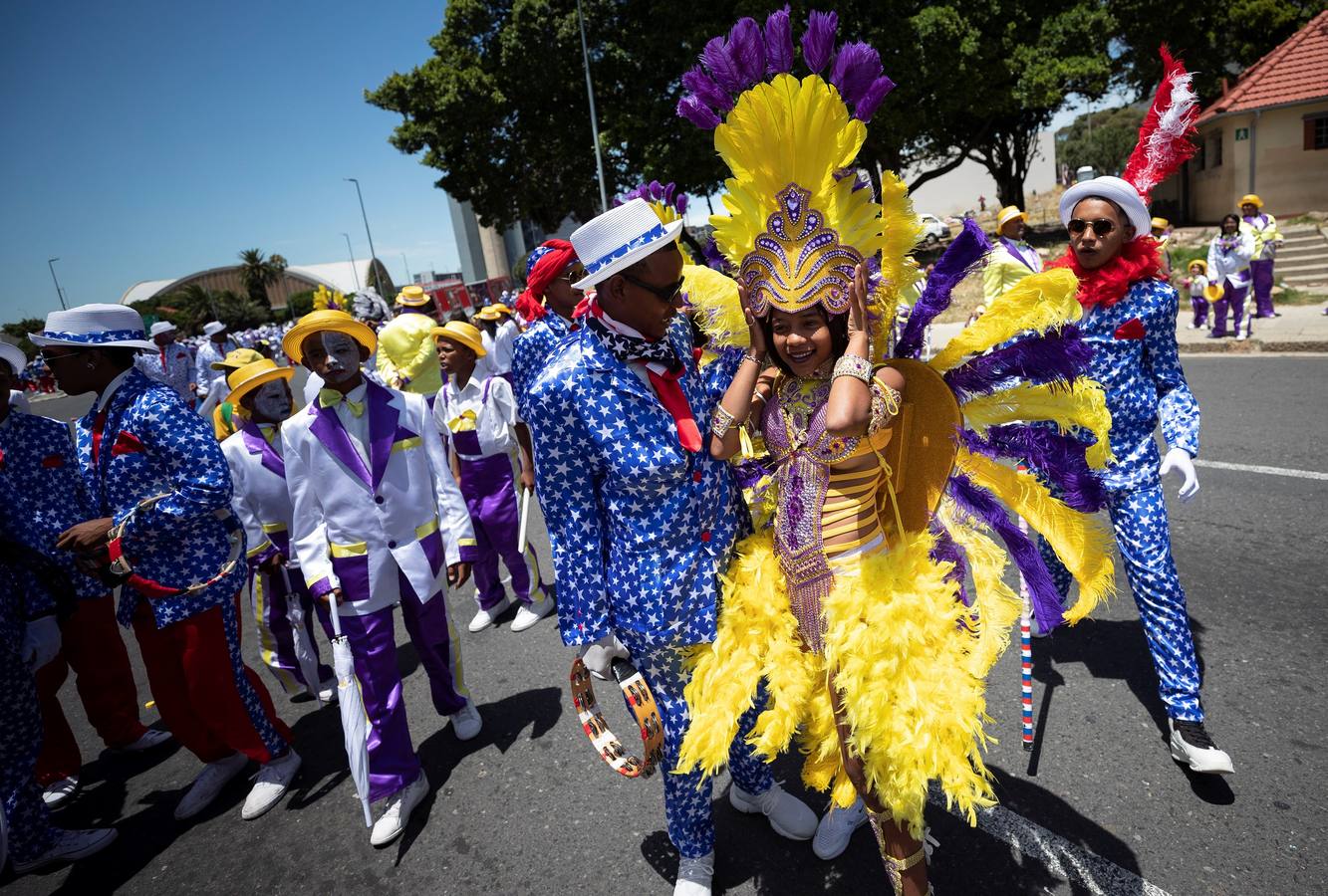 Miembros de las comparsas del Minstrel Carnival participan en el Carnaval de Segundo Año Nuevo «Tweede Nuwe Yaar», por las calles de Ciudad del Cabo, Sudáfrica.