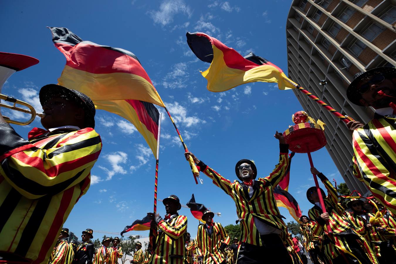 Miembros de las comparsas del Minstrel Carnival participan en el Carnaval de Segundo Año Nuevo «Tweede Nuwe Yaar», por las calles de Ciudad del Cabo, Sudáfrica.